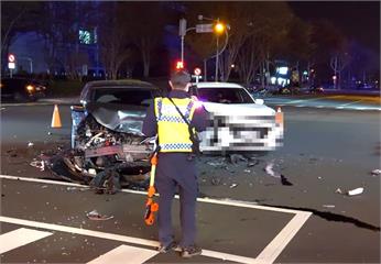 中市凌晨車禍意外 兩車路口碰撞兩人受傷