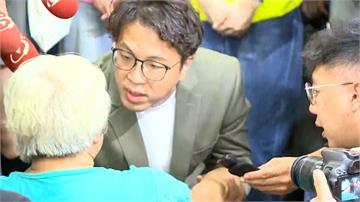 沈伯洋社子島參加繞境　阿嬤突下跪陳情：你一定要當...