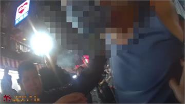 男夜市偷拍美腿遭抓包　死命否認與警拉扯被逮