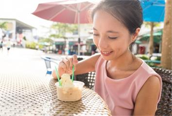 天熱吃冰消暑！ 營養師忠告「這幾種吃法」恐害變胖...