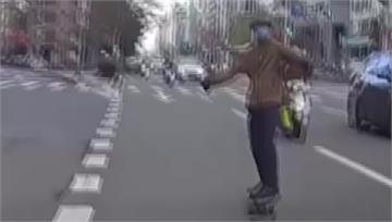 馬路溜滑板拒檢！男「剪刀腳」夾警腿.扯壞防彈背心...