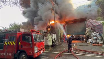 新莊鐵皮工廠大火狂燒200平方公尺 近百名消防急...