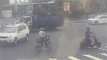 機車騎士腰包裝5萬拉鍊沒關緊  街頭下起「鈔票雨...