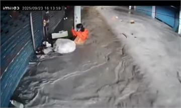 水淹半個身子高！花蓮光復市場婦人緊抱電線杆 子女...