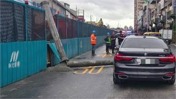 樹林捷運工地出事 特密管從天而降砸車