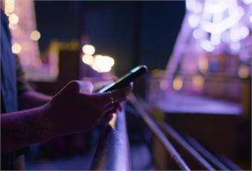 滑著手機放鬆很療癒 但對眼睛卻是無聲的消耗