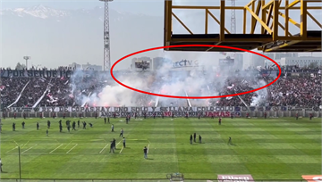 悚！智利體育場看板「爬滿觀眾」 倒塌瞬間畫面曝