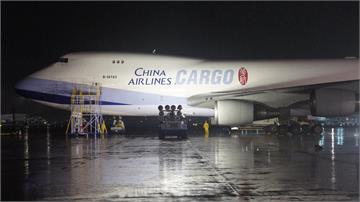 下雪跑道濕滑！華航747-400F降落芝加哥機場...