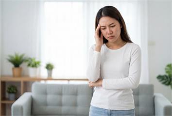 不只是頭痛！偏頭痛年輕化警訊 醫師解析症狀、風險...