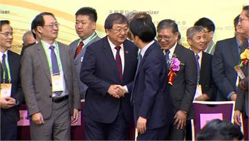 邱泰源「畢業日」 出席學術大會與總統同框握手