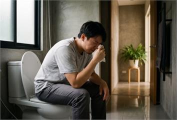50多歲男僅「偶爾便秘」！突下腹劇痛就醫竟已大腸...