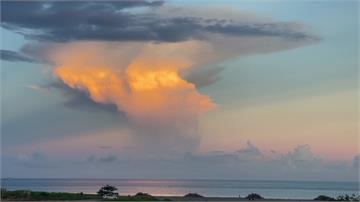 台東七夕海邊出現巨大「砧狀雲」 民眾搶拍