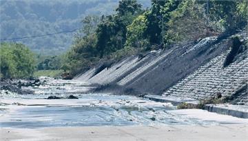 堰塞湖洩洪泥砂堆高河床 馬太鞍溪北岸堤「滿出水」