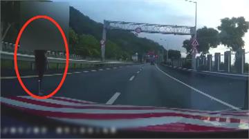 國5驚見行人走上車道...婦稱「視力差」誤闖 警...