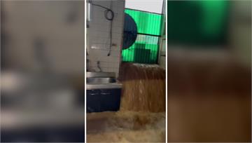 致災雨彈炸苗栗！泥水如瀑布灌民宅 造橋水淹近一層...