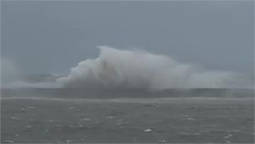 丹娜絲颱風來襲！　大鵬灣出海口逾10米狂浪驚人