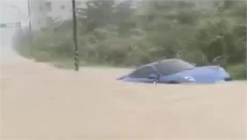 豪雨狂炸！濱海公路澳底段慘淹 百萬保時捷險滅頂