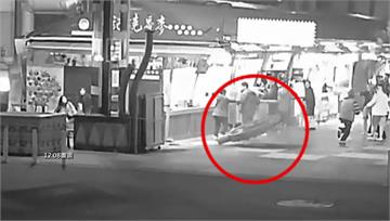 強震驚魂！東大門夜市200公斤招牌斷裂 險砸路人