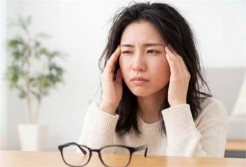 眼睛乾澀是「疲勞or乾眼症」？醫曝4大差異 一直想揉眼睛注意了