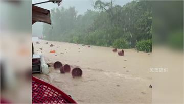 雨彈轟炸新北金山區！道路慘變「黃色漂漂河」