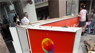 北市大安區巨型招牌突墜落砸傷2路人遭開罰24萬元...