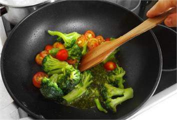 花椰菜切完別急著下鍋煮！ 專家曝「多這1步驟」抗...
