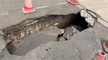 澎湖馬公市馬路驚見「大坑洞」 民眾急圍三角錐