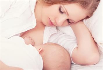 餵母乳提升寶寶抵抗力、防過敏 美研究：還能降媽媽...