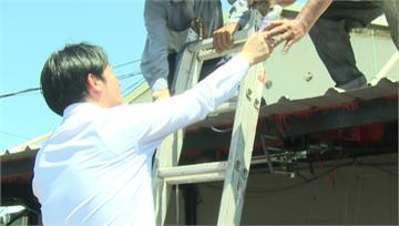 賴總統台南勘災 親自爬梯子遞水給工班