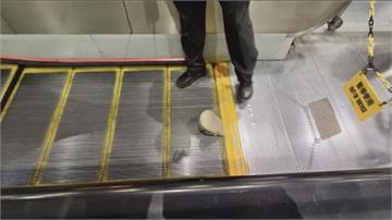洞洞鞋惹禍？新埔捷運站電扶梯疑卡膠鞋故障 4乘客...