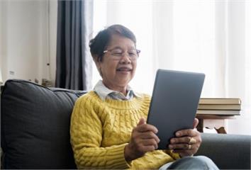 長輩狂滑短影音？醫示警「3警訊」恐致憂鬱 手機離...