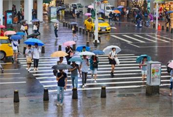 雨一直下好鬱悶！專家認證「吃4類食物」讓心情變快...