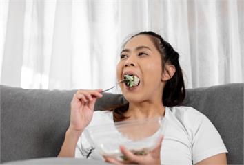 吃很多菜還是便秘？ 醫曝「少做這1件事」害腸道不...