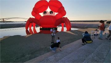 裝置藝術「澎湖蟹蟹」亮相　民眾應景設計螃蟹裝