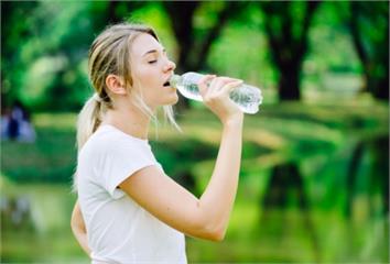 歐洲研究：用塑膠水瓶喝水可能會導致血壓升高 2週...