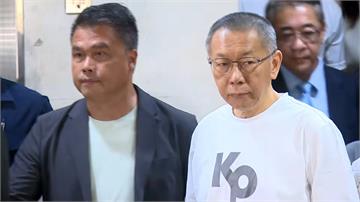 柯文哲步出北檢！身穿「KP」白T、腳戴電子監控現...