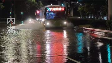 豪雨狂襲北市！大湖公園暴漲「水淹沒道路」　馬路慘...