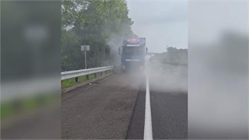 國3拖板車後輪突「竄火」 後方駕駛急忙提醒