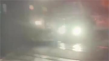 轎車卡平交道 龜速「倒退嚕」38秒車頭被撞毀