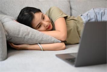 一回家就這樣坐？ 醫警告「這4種坐姿」正默默毀脊...