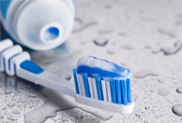 牙刷、牙線、漱口水都是潔牙工具 「1零食」也可幫...