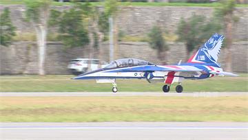勇鷹教練機雨中降落煞車失靈？空軍：按程序操作、無...