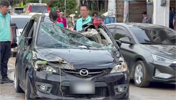 蘇澳積水退去...赫見拋錨車遭裝甲車壓過變廢鐵 ...