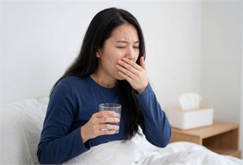 喉嚨卡痰該「吐or吞」？胸腔科醫揭答案 「這類人...