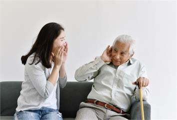 長輩電視聲音愈調愈大？醫揭「4大隱憂」：比你想像...