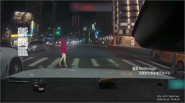 帝王行人？無視號誌 紅衣女揮手龜速過街