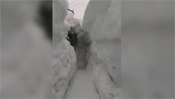 美國春雪紛飛！ 要挖「雪隧」才能出門　雪阻通運