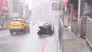 午後雷聲作響雨勢猛！北部多區淹水　火車站、捷運車...
