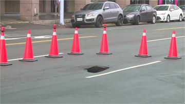 京華城旁道路塌陷「深2公尺」！ 初判地下管線破裂...