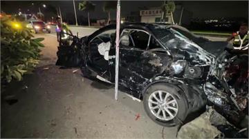疑似毒駕...台中梧棲轎車失控撞樹翻覆 車上2人...